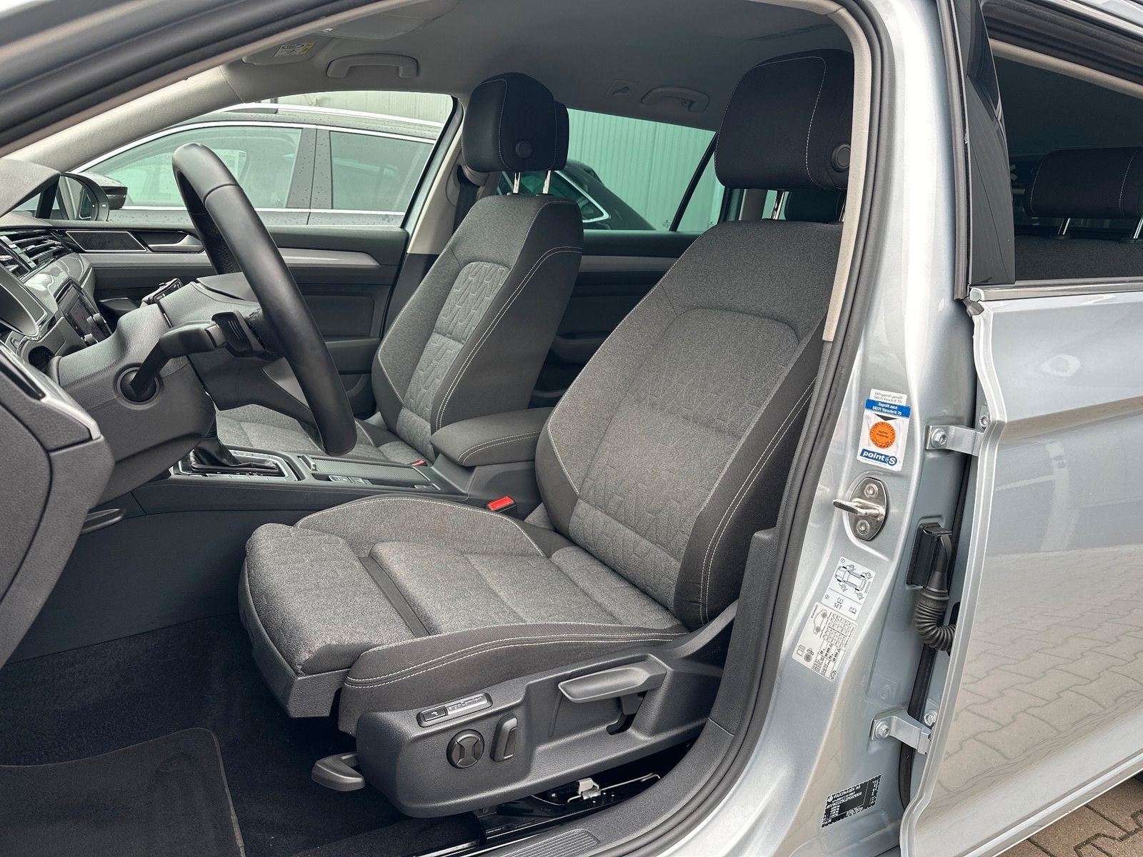Fahrzeugabbildung Volkswagen Passat Variant 2.0 TDI DSG Business NAV+LED+AHK