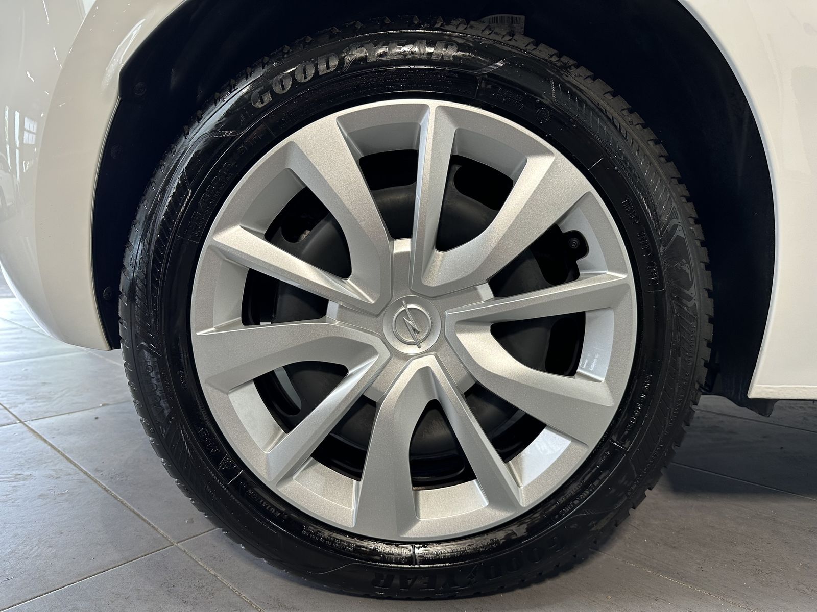 Fahrzeugabbildung Opel Corsa e Edition ALLWETTER+CARPLAY+DAB+1HD+16ZOLL