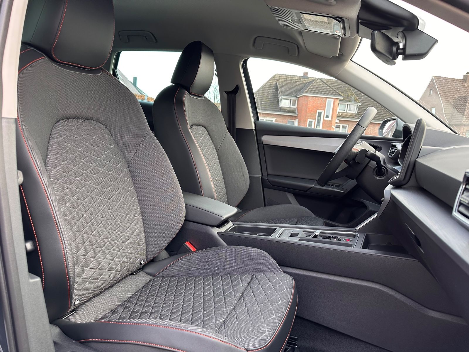 Fahrzeugabbildung SEAT Leon ST 1.5 eTSI FR DSG LED/GRA/SHZ/Kamera/APP