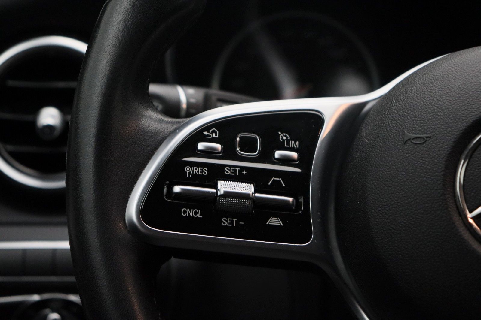 Fahrzeugabbildung Mercedes-Benz C 300 T-Modell 4Matic ACC AHK LED