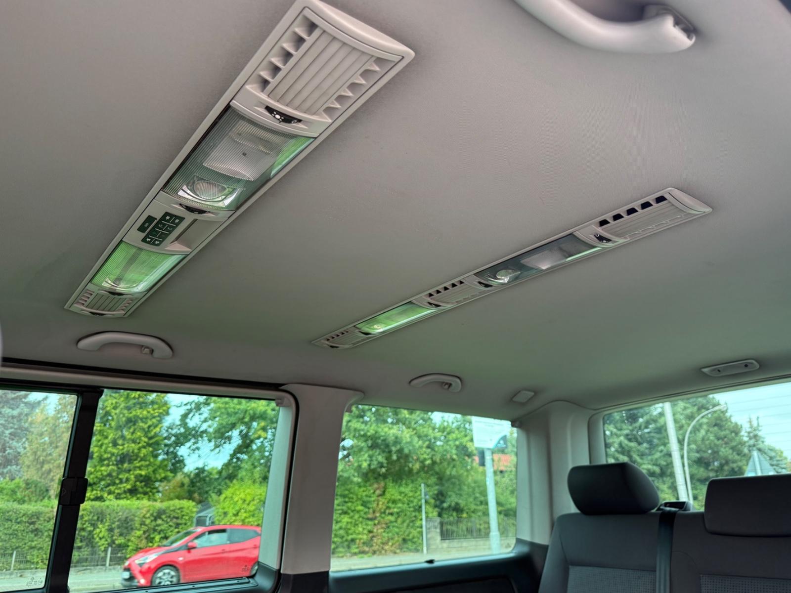 Volkswagen T5 Multivan Comfortline 2.5 TDI 5 cyl. 174 ch BVM / 7 places / Chauffage auxiliaire / GPS / Attelage 2,5 t