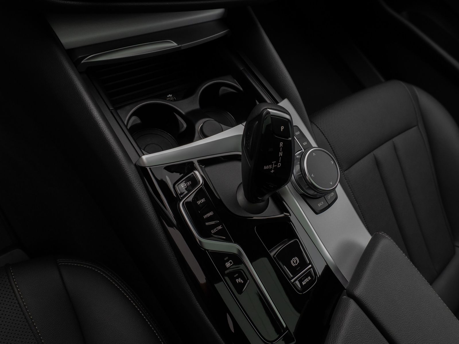 Fahrzeugabbildung BMW 530e Panorama DAB HiFi CockPitPro Alarm PDC LED