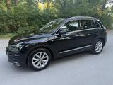 Volkswagen Tiguan 2.0 TDI SCR Highline Pano Automatik - Volkswagen Tiguan: Schwarz, Alcantara