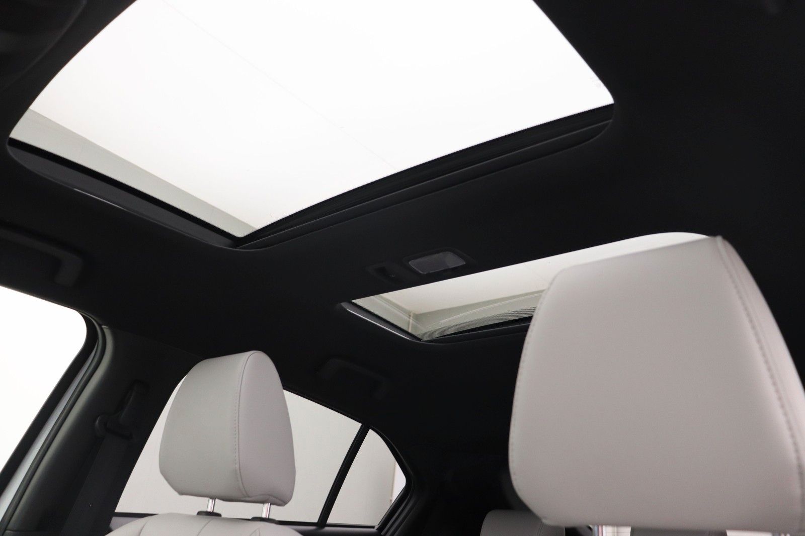 Fahrzeugabbildung Mitsubishi Eclipse Cross 2.4 PHEV Top 4WD PANO ACC LED
