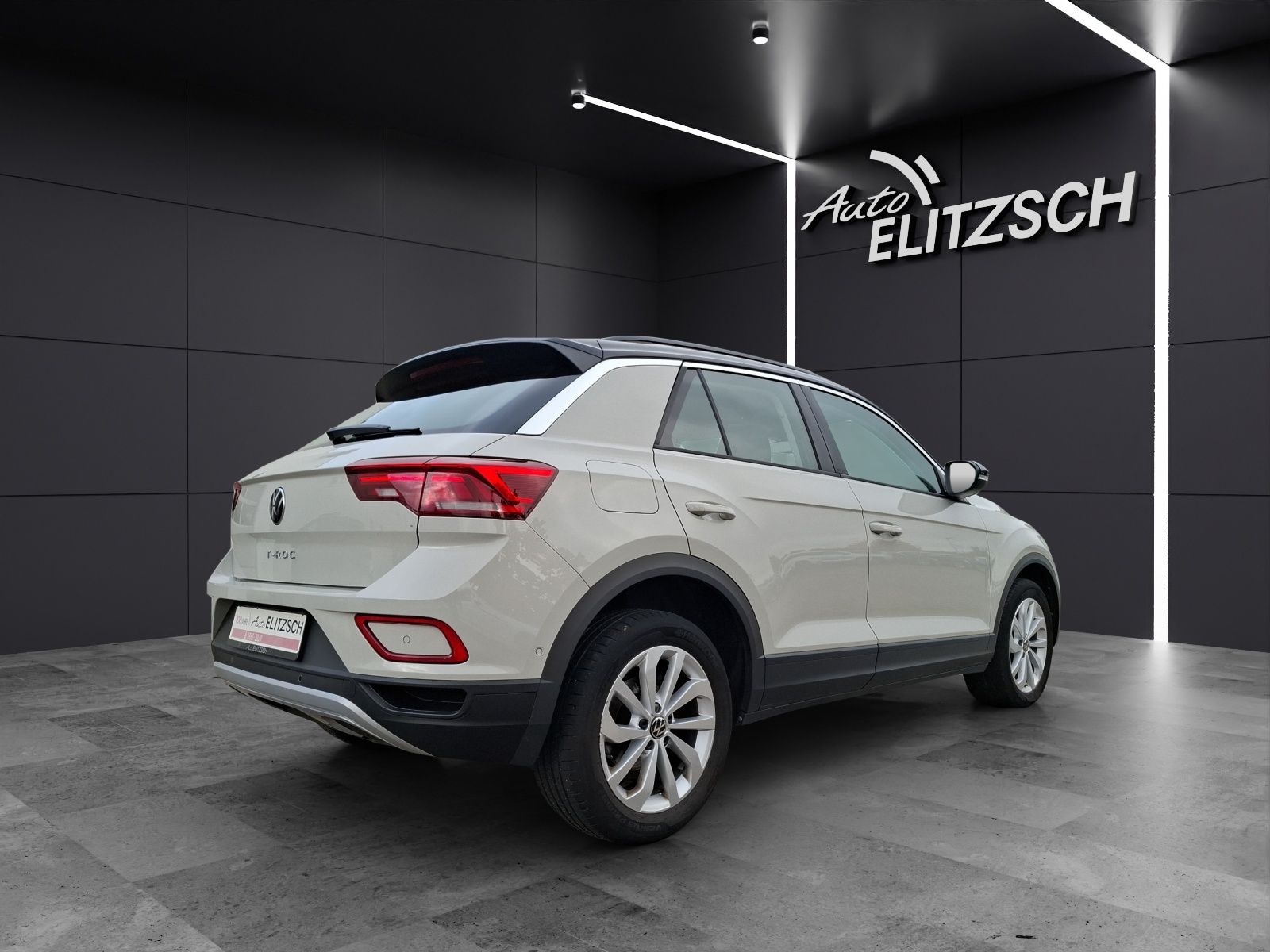 Fahrzeugabbildung Volkswagen T-Roc TSI Life  DSG LED Navi AID ACC RFK SH