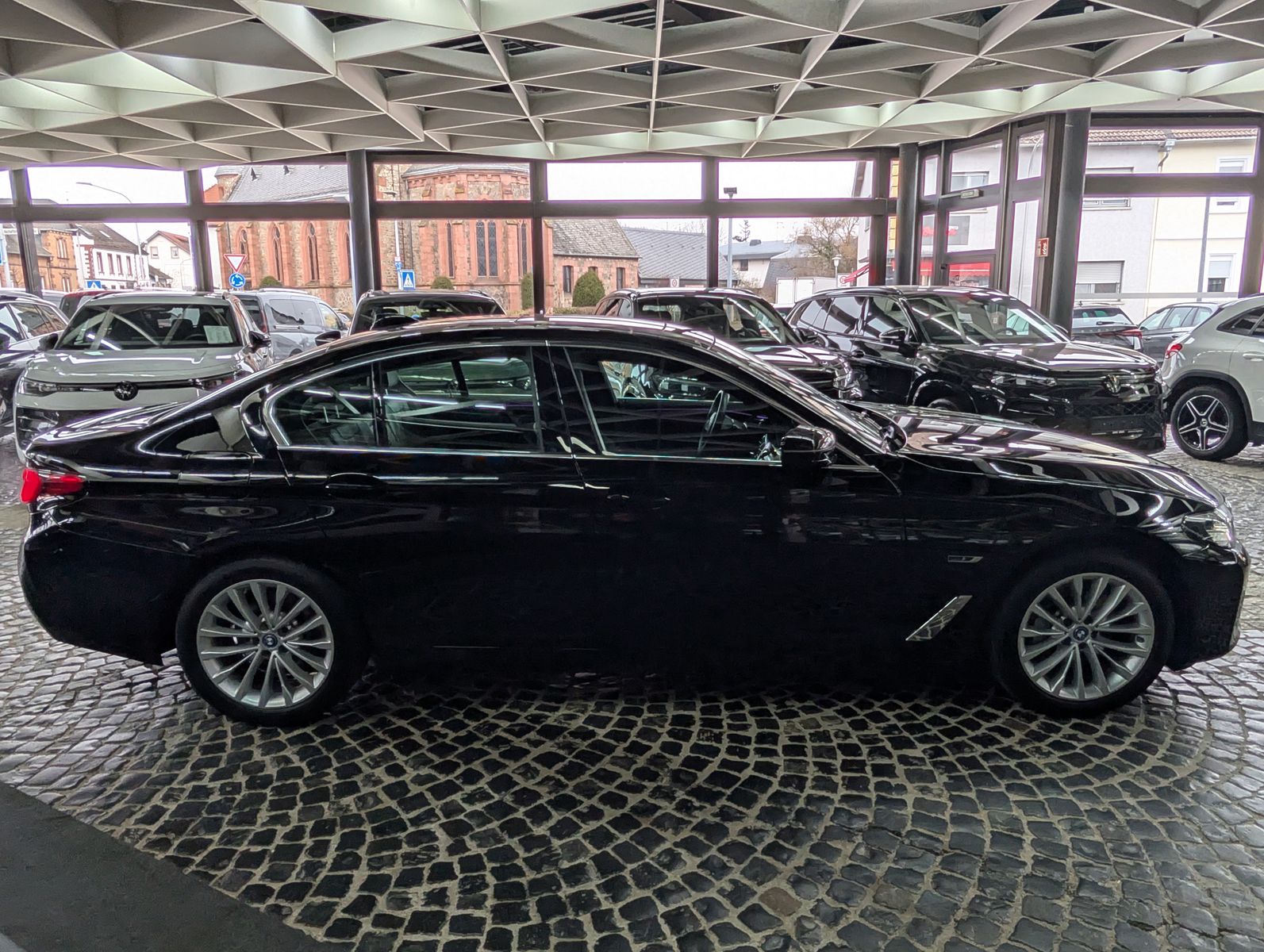 Fahrzeugabbildung BMW 530 e Luxury Line SPORT PANO LED KAM LEDER AHK