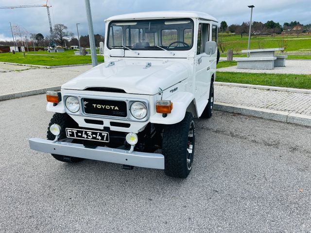 Toyota Land Cruiser BJ40 7 SEATS