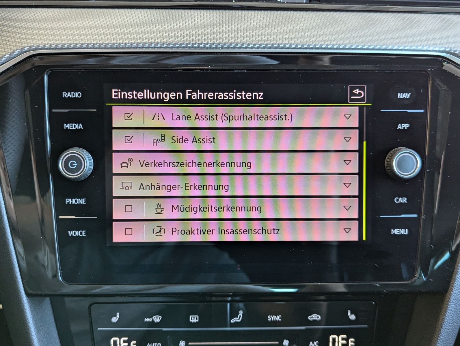 Fahrzeugabbildung Volkswagen Passat 2.0 TSI R-Line Elegan HUD Matrix Pano 19"