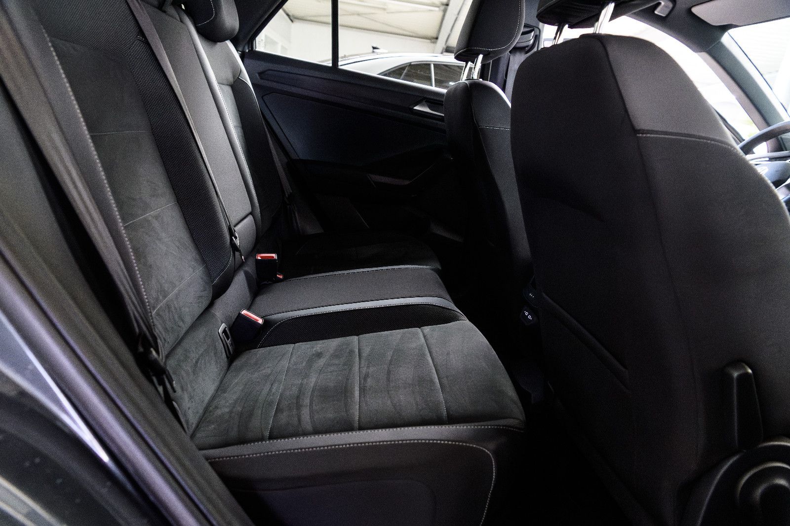 Fahrzeugabbildung Volkswagen T-Roc R-Line 1.5 TSI DSG LED+AHK+KAMERA+ACC+SHZ
