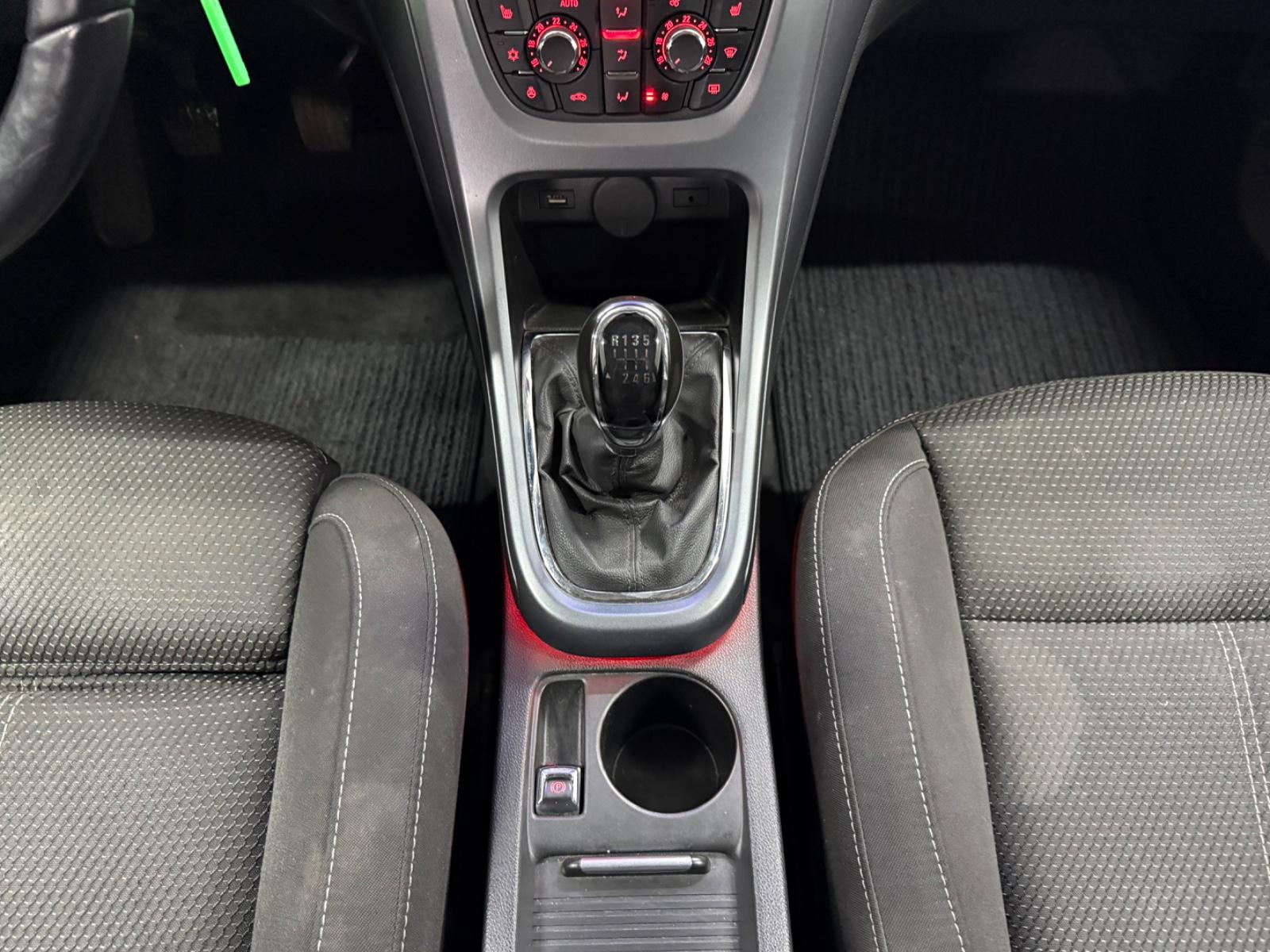 Opel Astra 2014 — photo 25