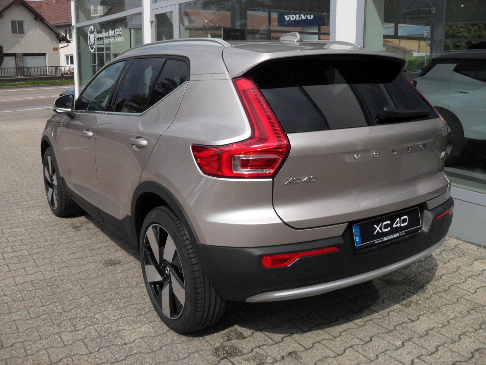 Fahrzeugabbildung Volvo XC40 T5 Plus Bright Plug-In Hybrid  | 360°