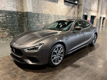 Ein Maserati Ghibli Ghibli Modena,MY22,Assistenten*MASERATI KÖLN* im Leasing