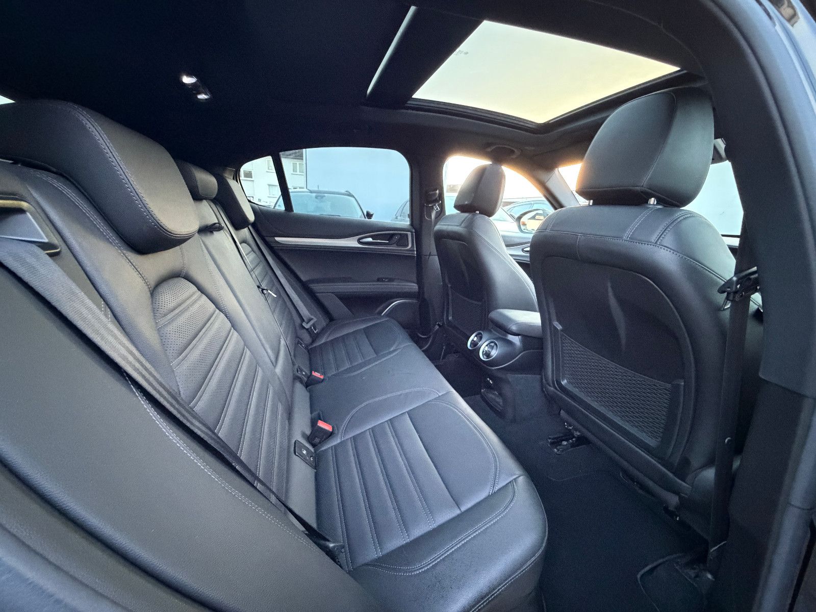 Fahrzeugabbildung Alfa Romeo Stelvio Veloce Q4/PANORAMA/H&K-SOUND/21''ZOLL