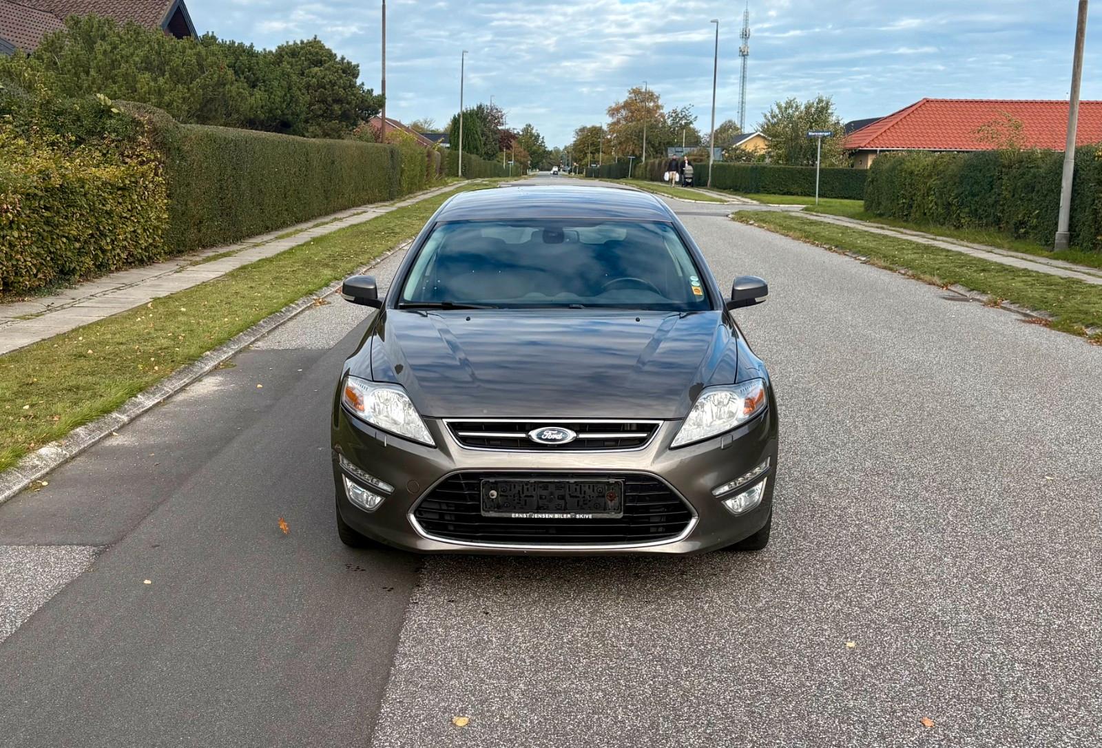 Ford Mondeo 2011 — вигляд ззаду
