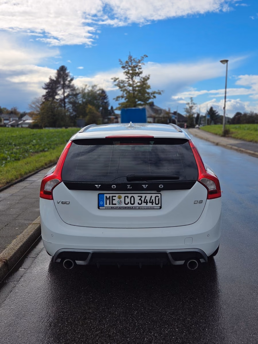 Volvo V60 2011 — rear view