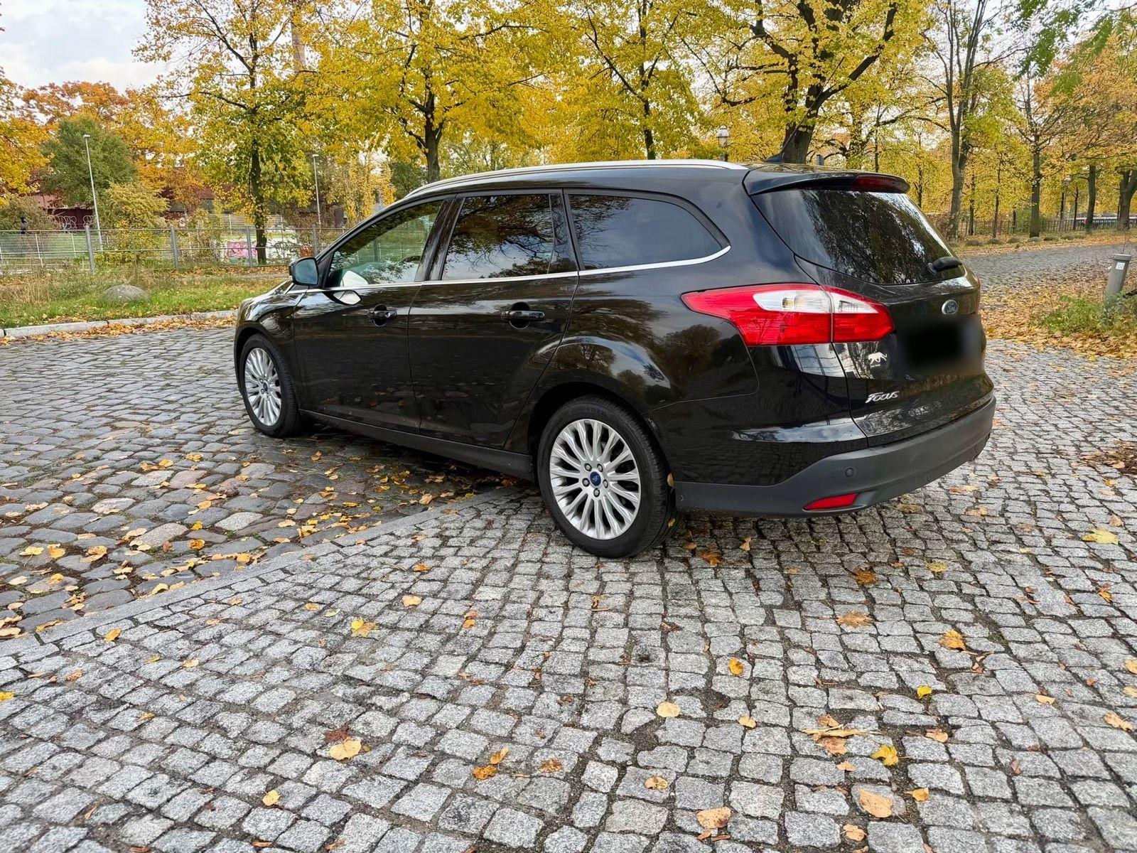 Ford Focus 2012 — interior
