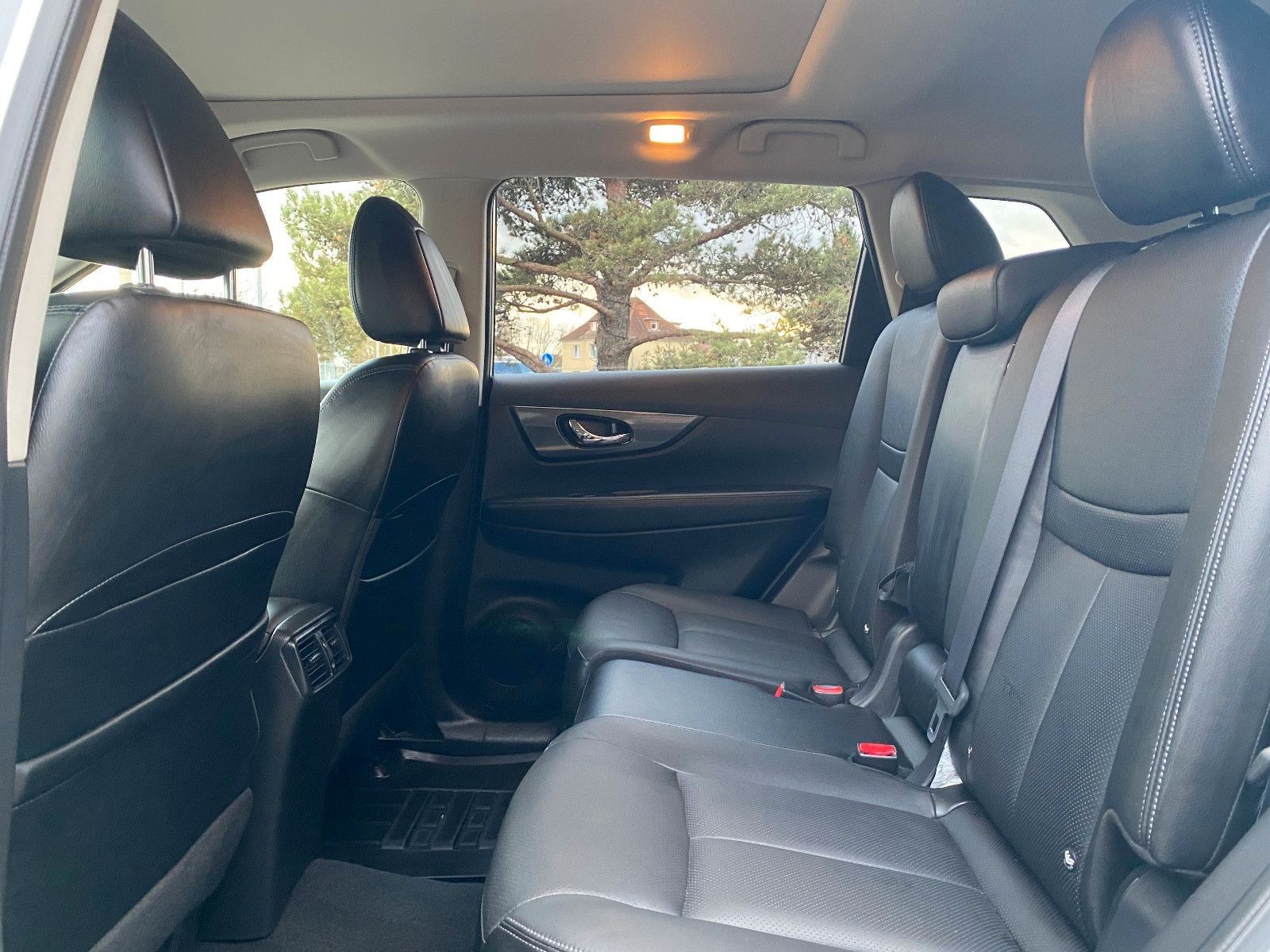Fahrzeugabbildung Nissan X-TRAIL 1.6 MAN+LEDER+PANO+SHZ+360°+TÜV-NEU+AHK