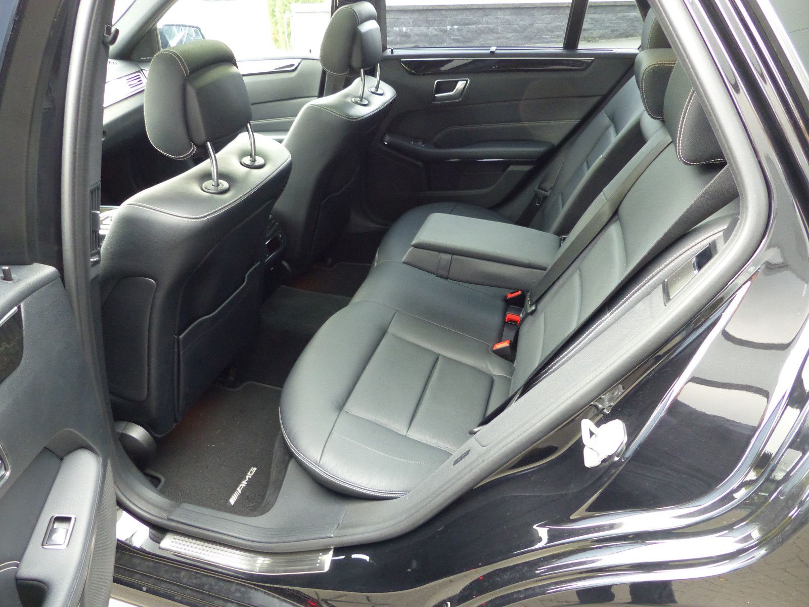 Fahrzeugabbildung Mercedes-Benz E 300 BlueTec T Diesel AMG