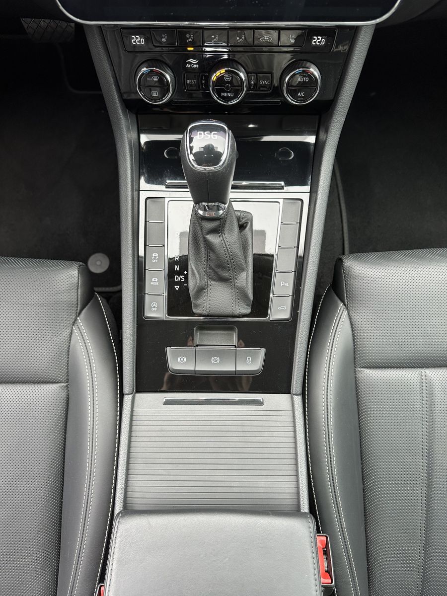 Fahrzeugabbildung SKODA Superb Combi 2.0 TDI DSG L&K NAV+MATRIX+AHK+ACC