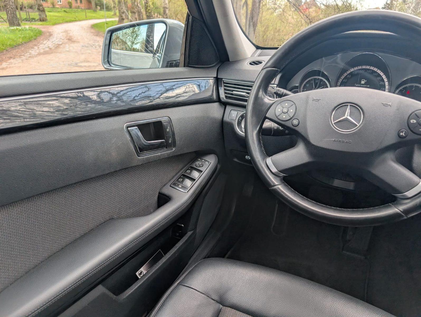 Mercedes-Benz E220 2010 — photo 12