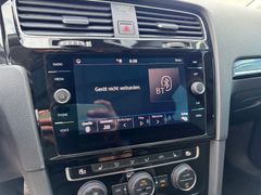 Fahrzeugabbildung Volkswagen Golf VII Variant 1.5 TSI Highline *PANO*R-LINE*