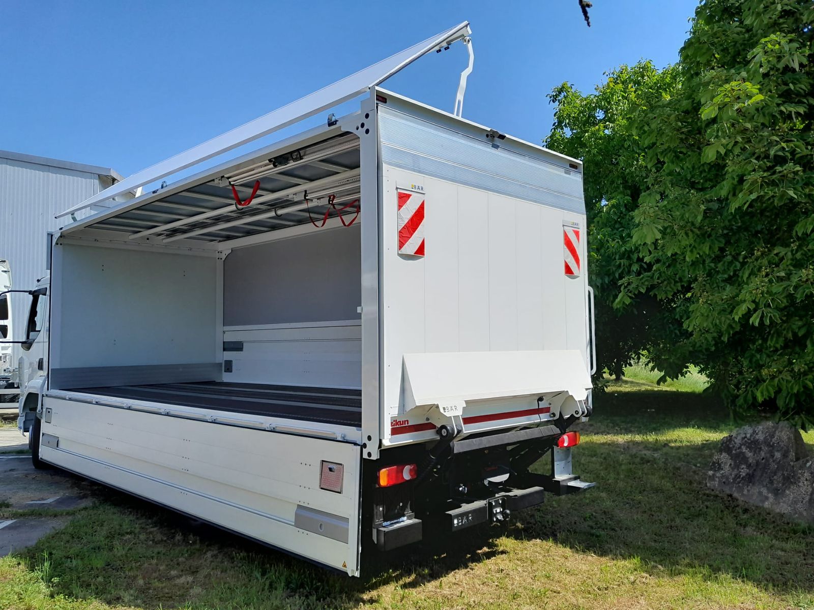 Fahrzeugabbildung DAF FA XB 290 16t Swing-Board-Aufbau