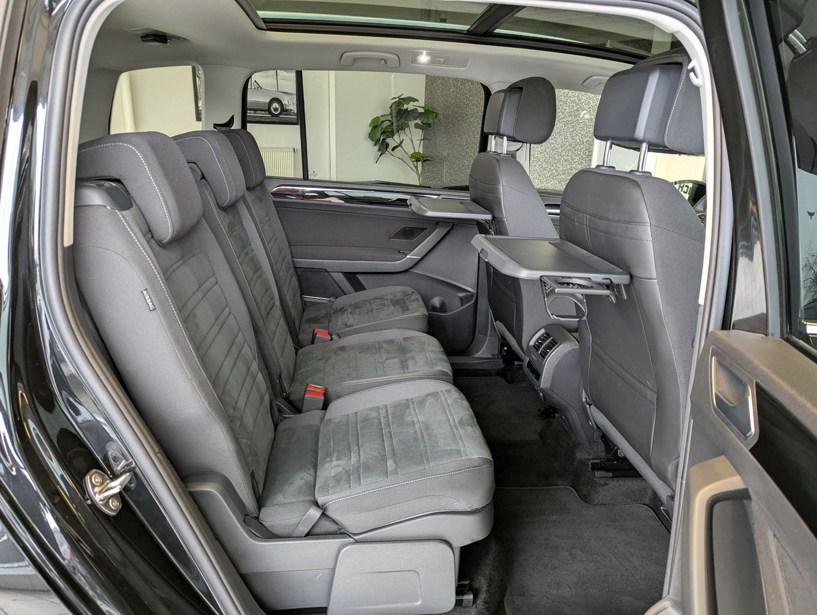 VW Touran 2.0 DSG R-Line High. Pano 7-Si IQ.Dri AHK - Image 18