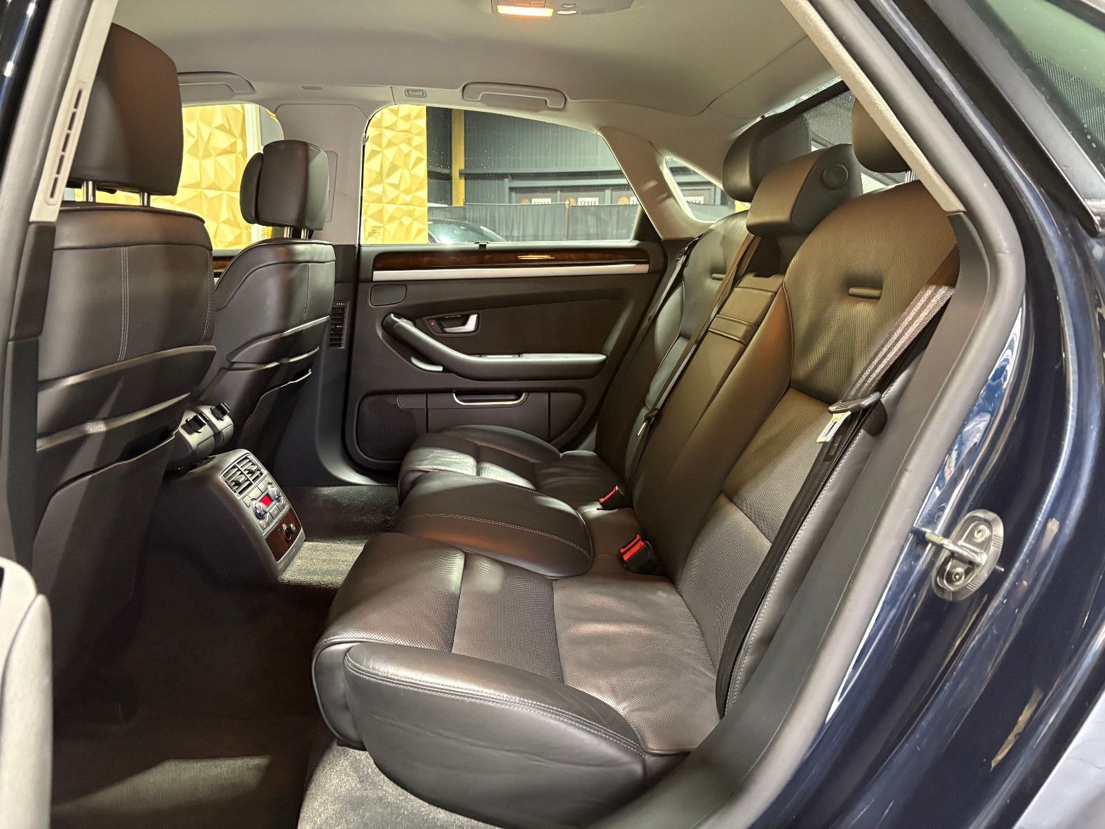 Fahrzeugabbildung Audi A8 3.2 FSI quattro/XENON/NAVI/PDC/LEDER/AUTOMATI