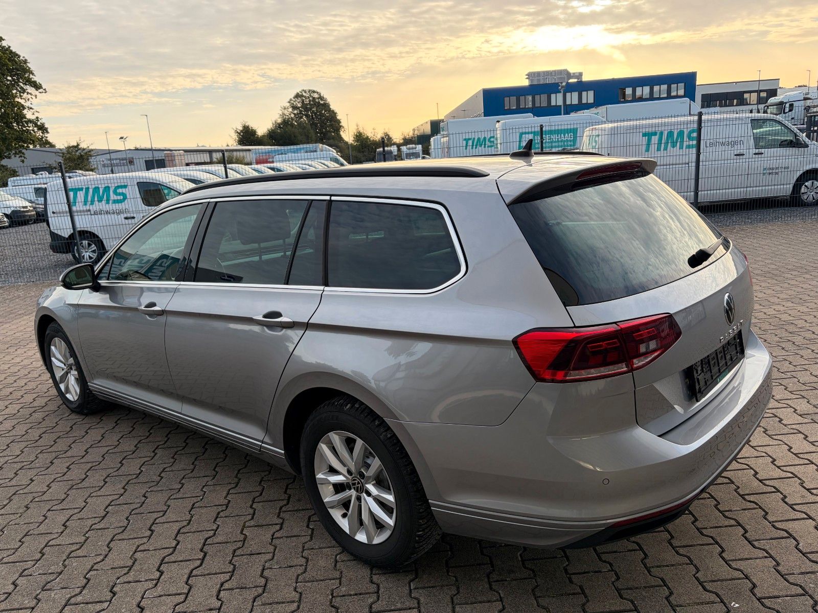 Fahrzeugabbildung Volkswagen Passat Variant Business 1.5 TSI Comfort DSG AHK