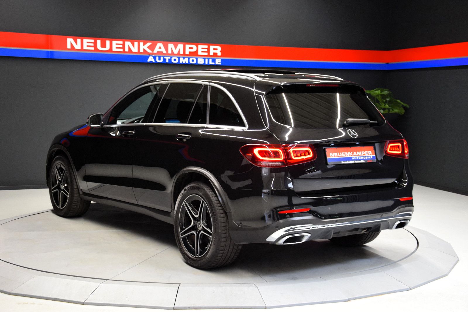 Fahrzeugabbildung Mercedes-Benz GLC 200 4Matic AMG Pano Kamera LED Tempomat