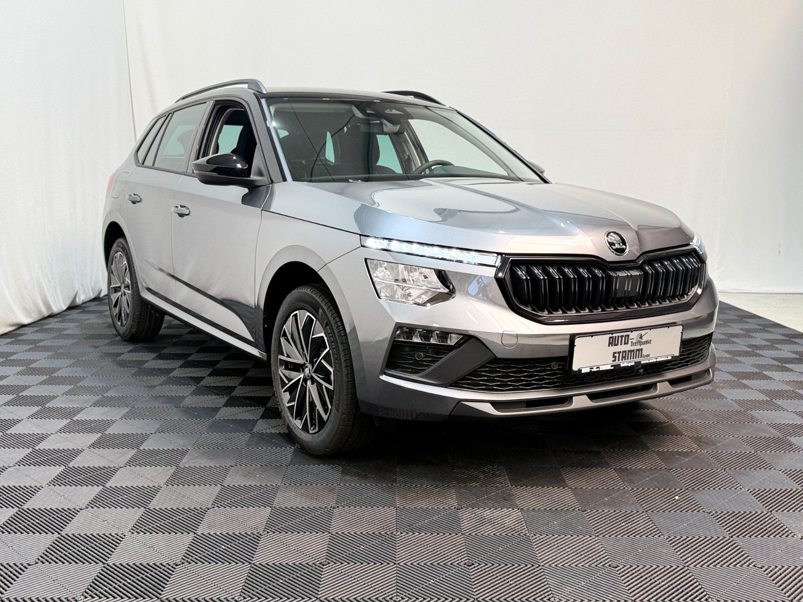Fahrzeugabbildung SKODA Kamiq 1.0 TSI DSG Selection Black 17Z Kamera SHZ