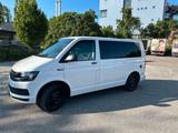 Volkswagen T6 Multivan TSI mit Bett und Schwerlastschiene - : Kleinbus, Von Privat