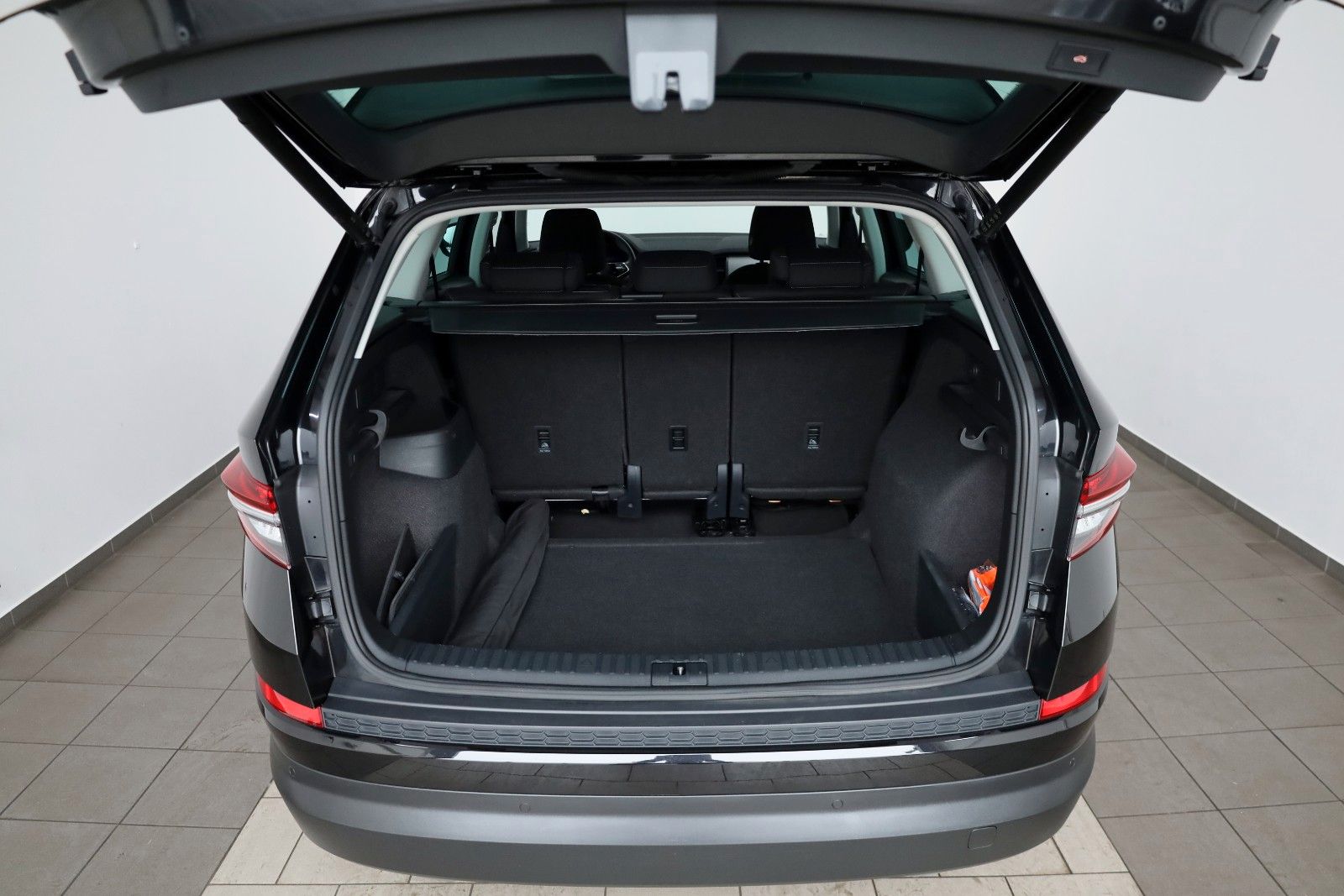 Fahrzeugabbildung SKODA Kodiaq Tour,Navi,LED,4xSH,Kamera,ACC, SR+WR