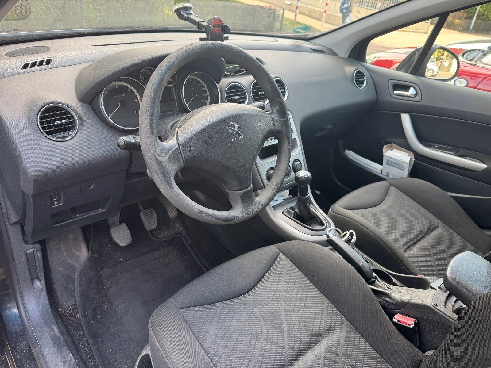 Peugeot 308 2012 — rear view