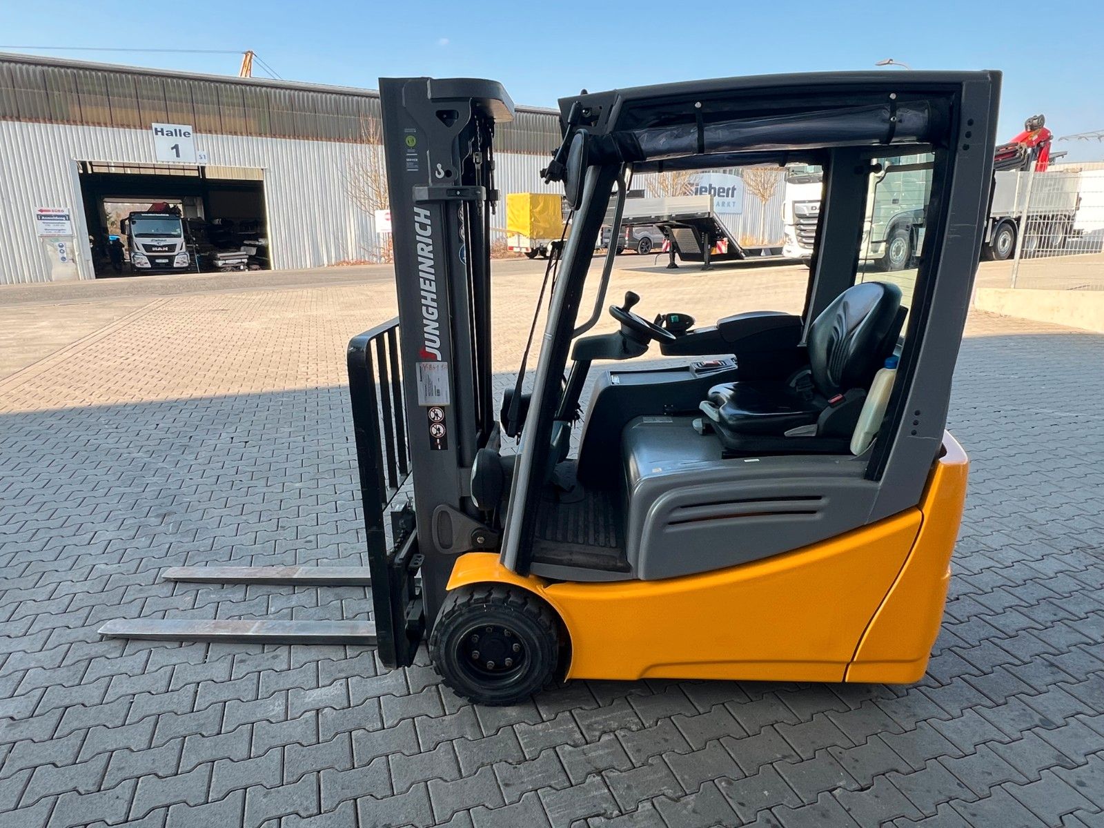 Fahrzeugabbildung Jungheinrich EFG 218 / Triplex 4.30m / SS / nur 1.738h