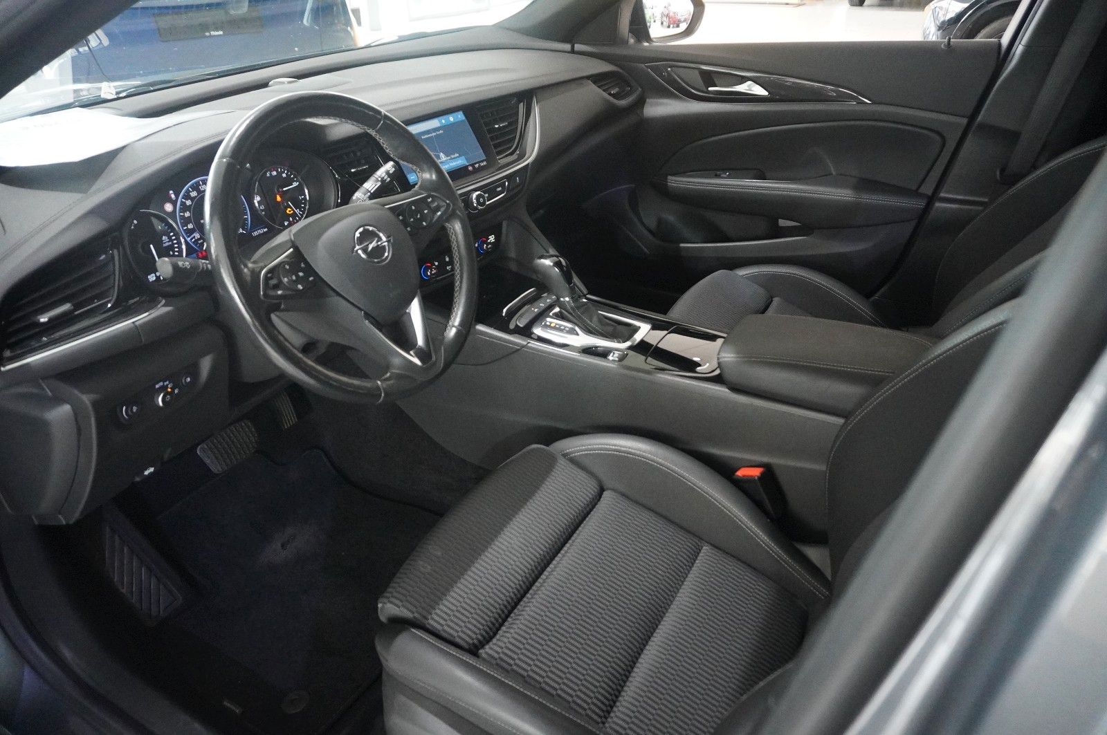 Fahrzeugabbildung Opel Insignia B ST 2.0D ELEGANCE NAVI/LED/KAMERA/DAB+