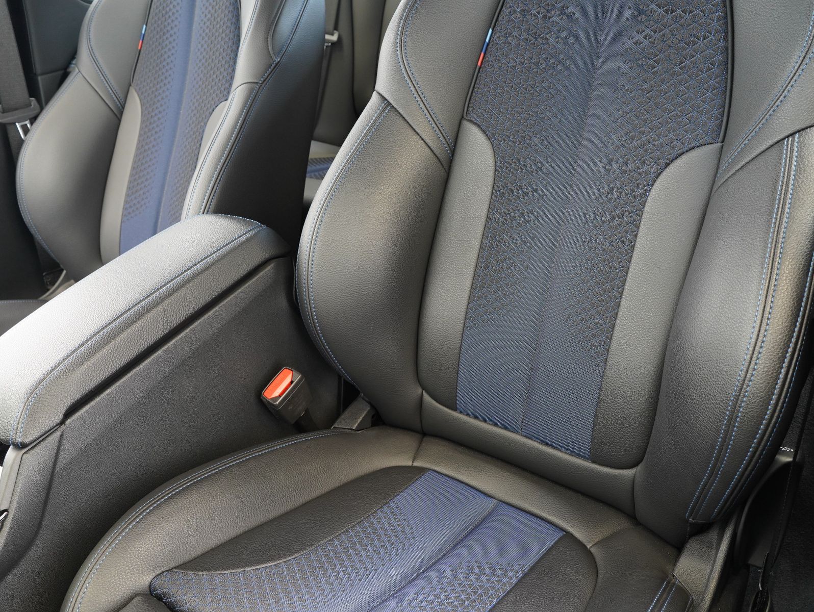 Fahrzeugabbildung BMW 120 i M SPORT SHADOW/HIFI/LIVE-COCKPIT/CARPLAY