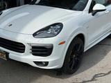 Porsche Cayenne S E-Hybird - Porsche Cayenne mit Hybrid-Antrieb: Geländewagen