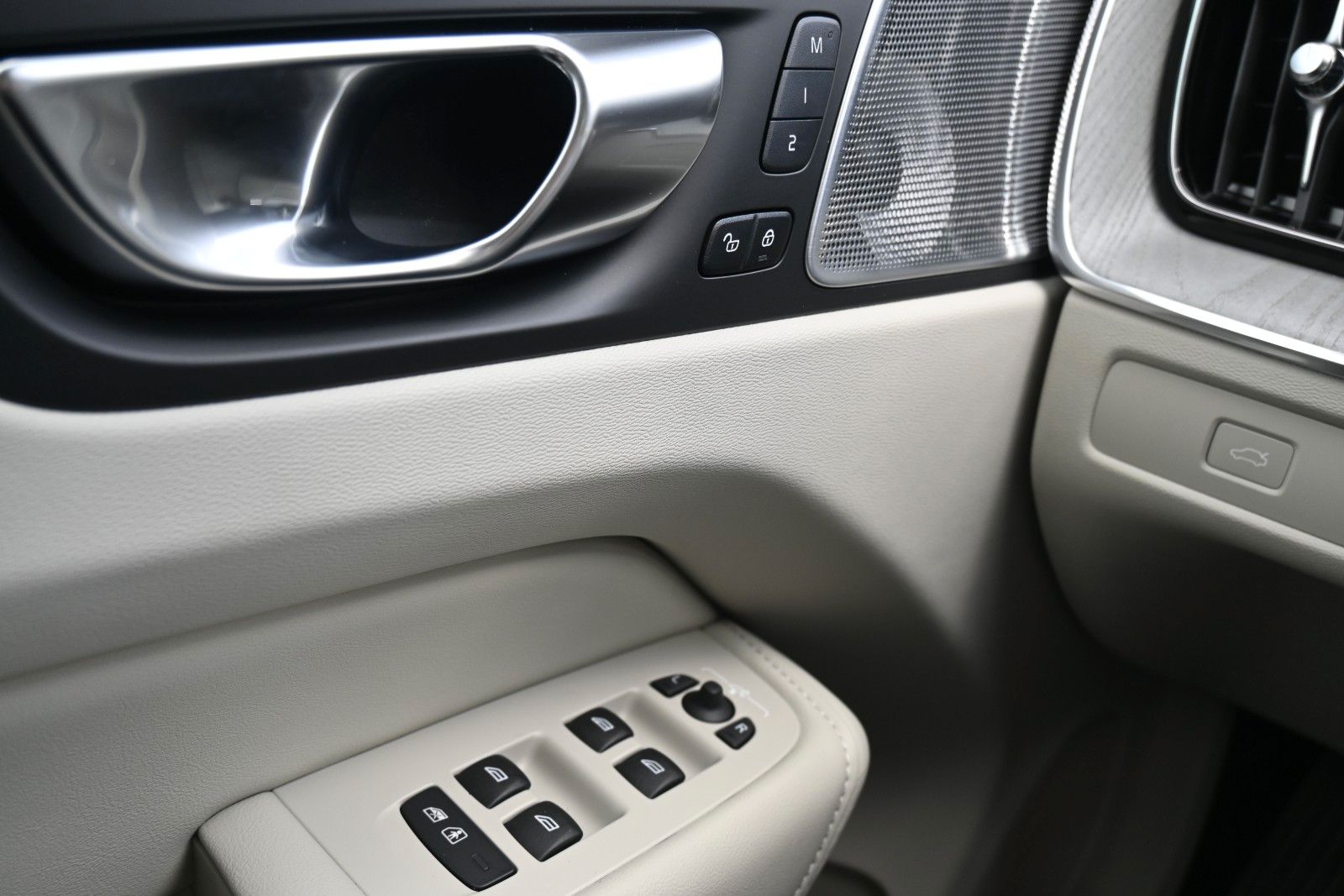 Fahrzeugabbildung Volvo XC60 B5 AWD Ultra Dark*LUFT*360°*ACC*B&W*AHK
