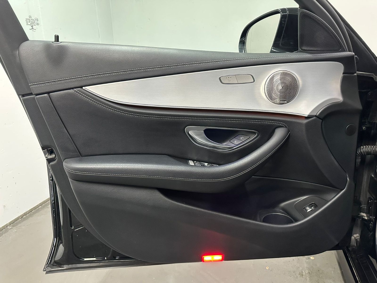 Fahrzeugabbildung Mercedes-Benz E 300 d 4MATIC T Autom * AMG-LINE*NAVI*AMBIL*