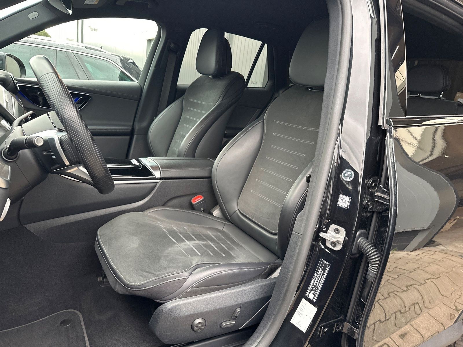 Fahrzeugabbildung Mercedes-Benz GLC 220 d 4M AMG-Line Night-Paket NAV+LED+AHK
