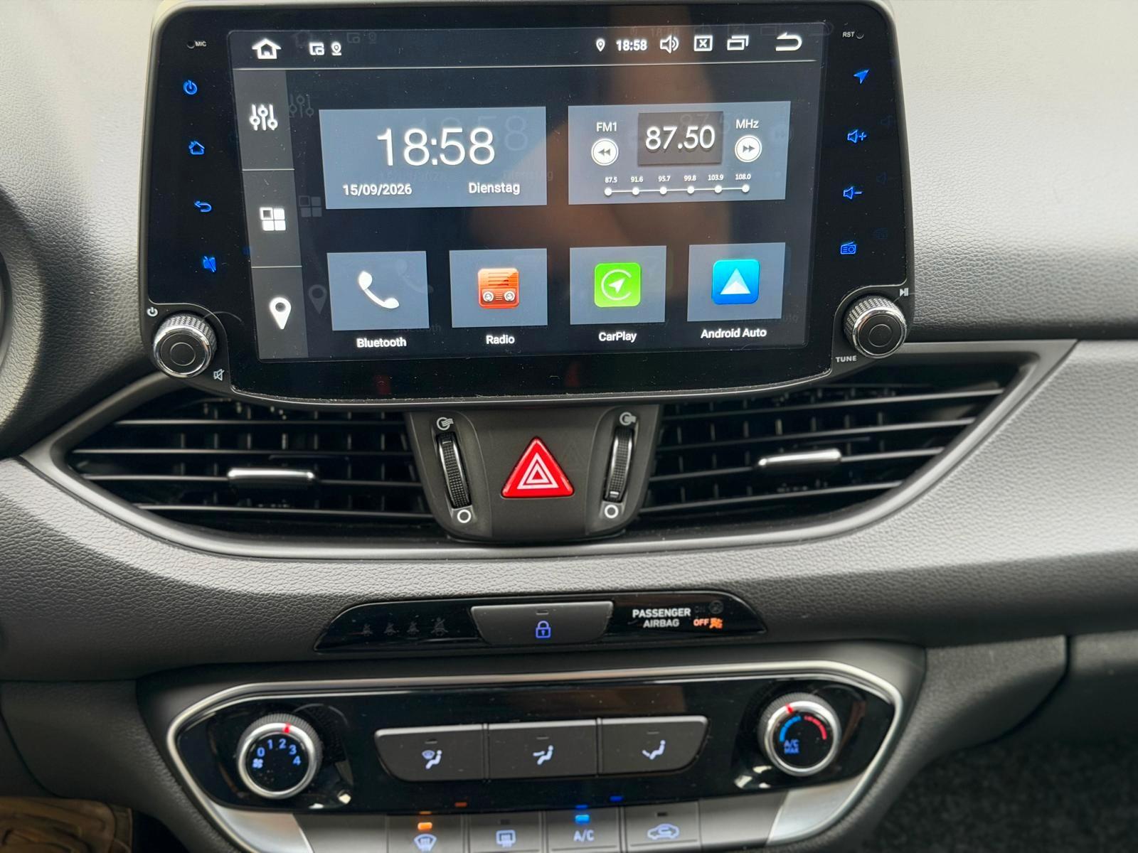 Hyundai i30  KAM NAV LKA AEB TEMPO