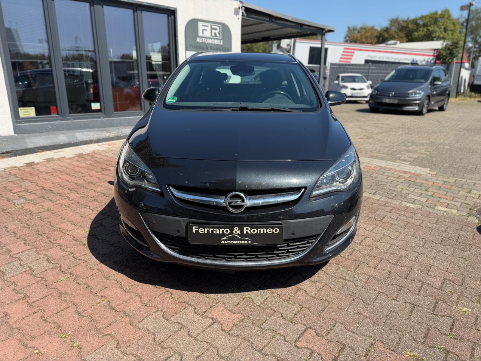 Opel Astra 2015 — rear view