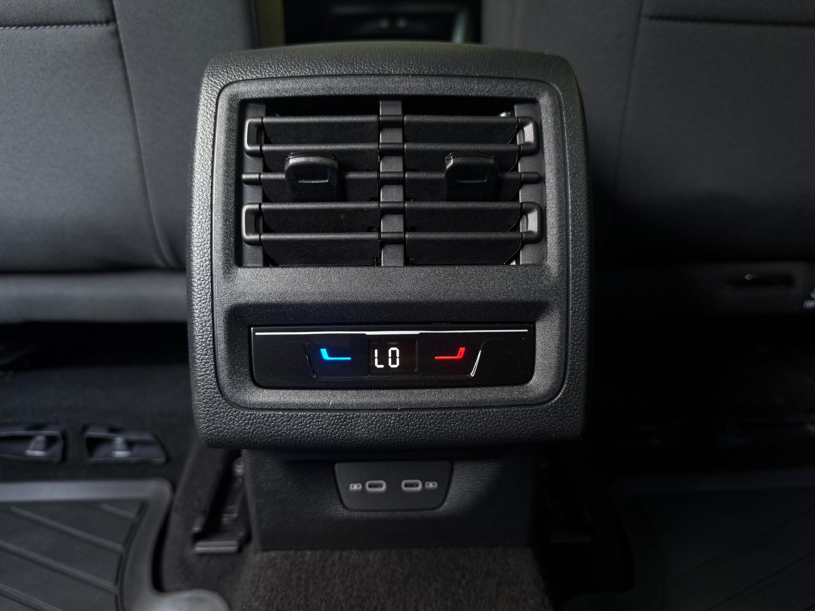 Fahrzeugabbildung Volkswagen Golf Lim. 2.0 TDI DSG Goal LED+KAM+ACC+SHZ+CARPL