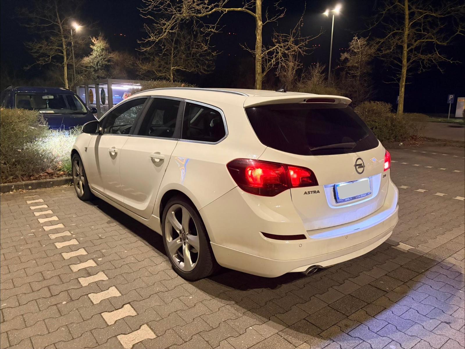 Opel Astra 2011 — двигун 1.956 cm³, 160 HP (118kW)