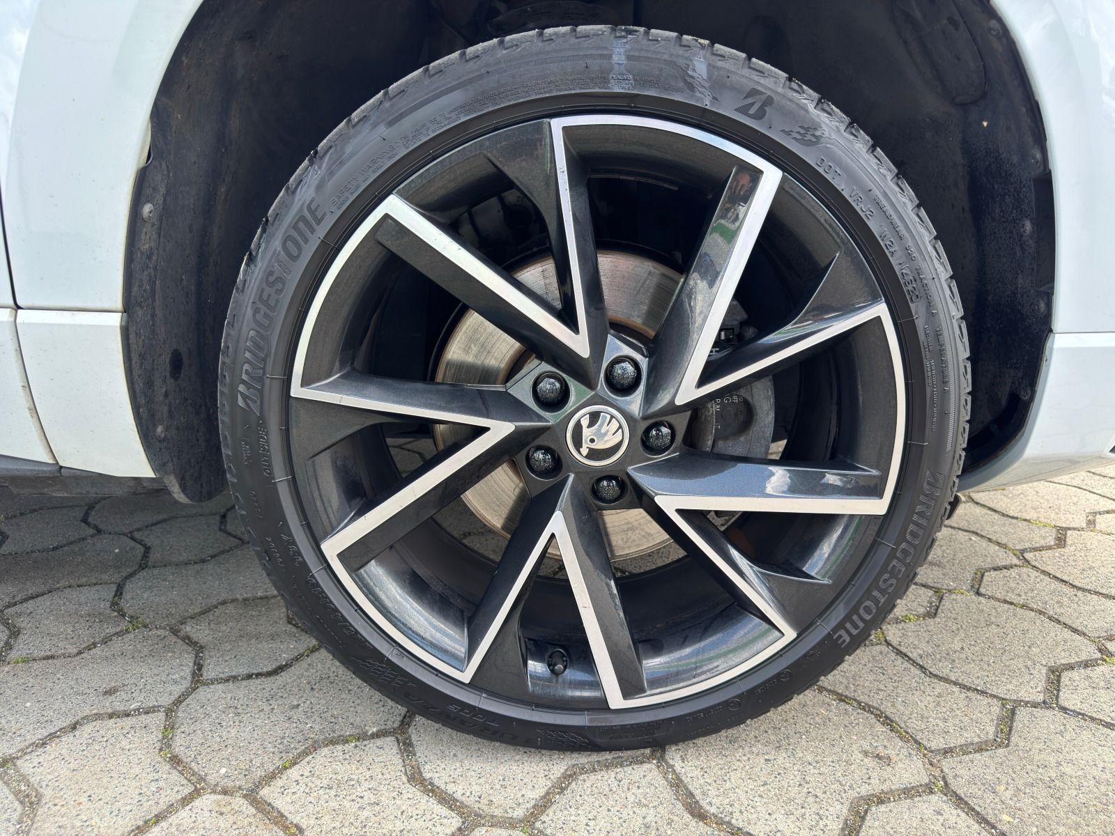 Fahrzeugabbildung SKODA Karoq Sportline 1.5TSI DSG*RFK*AHK*SideAss*eHeck