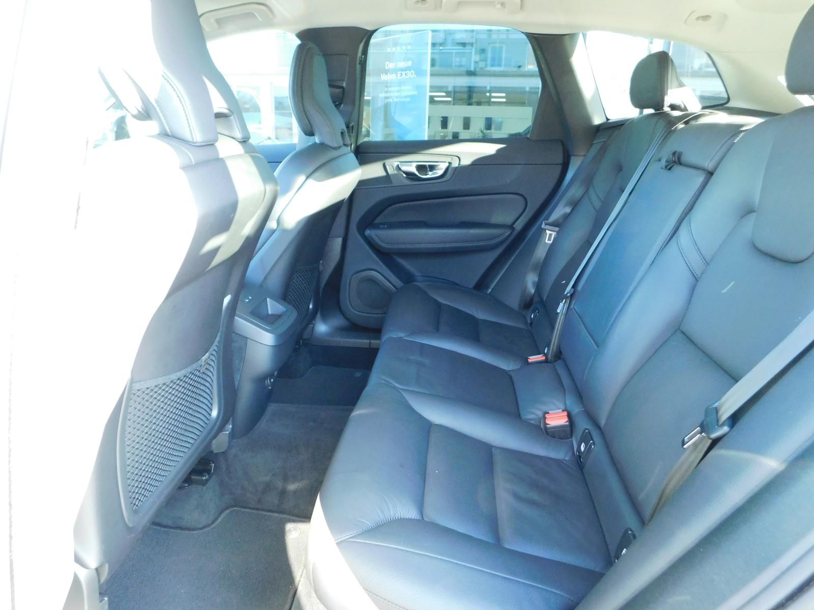 Fahrzeugabbildung Volvo XC60 B4 D AWD Plus Dark