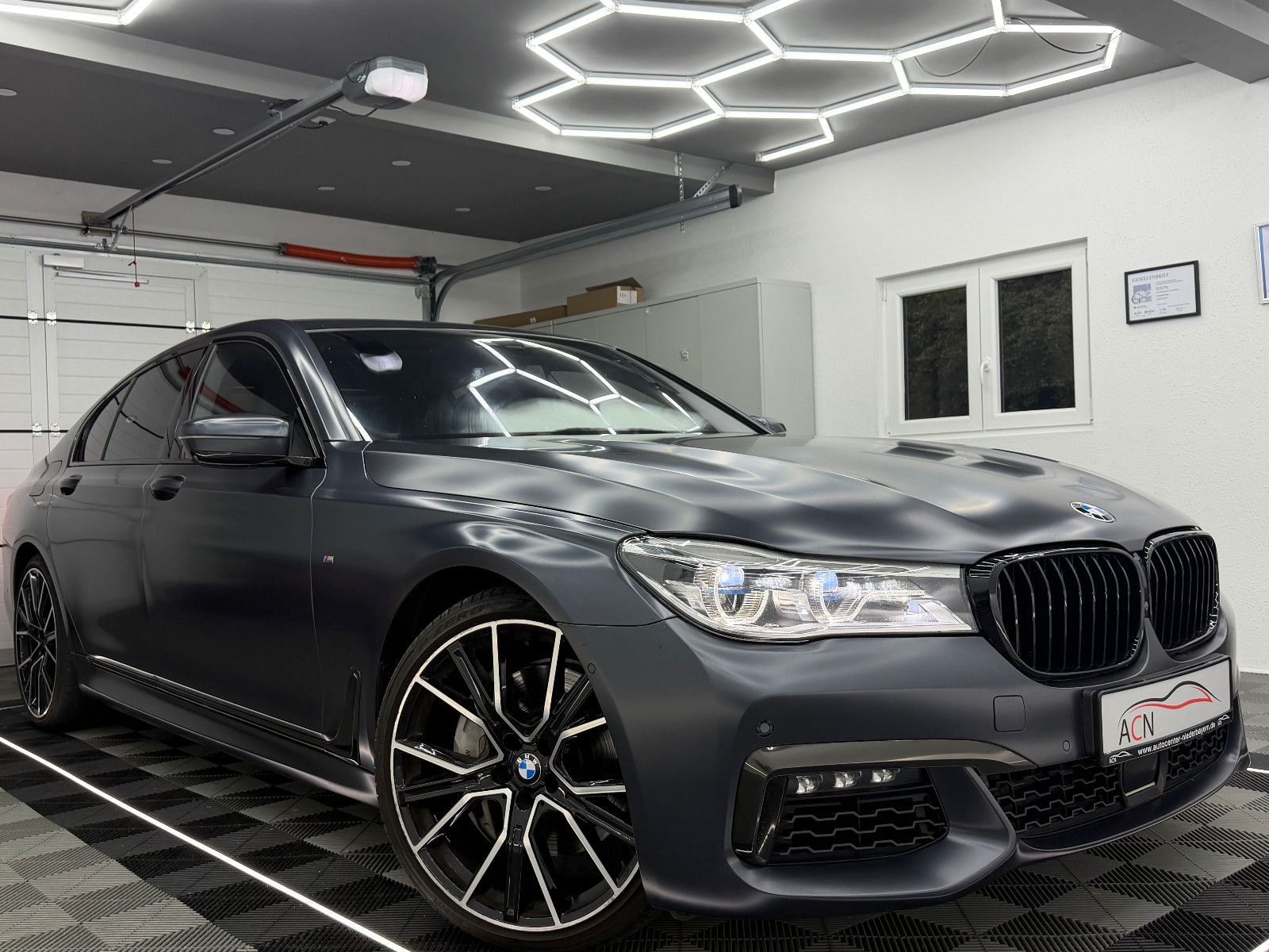 Fahrzeugabbildung BMW 750 d xDrive M SPORT/LASER/EXECUTIVE PRO/FROZEN