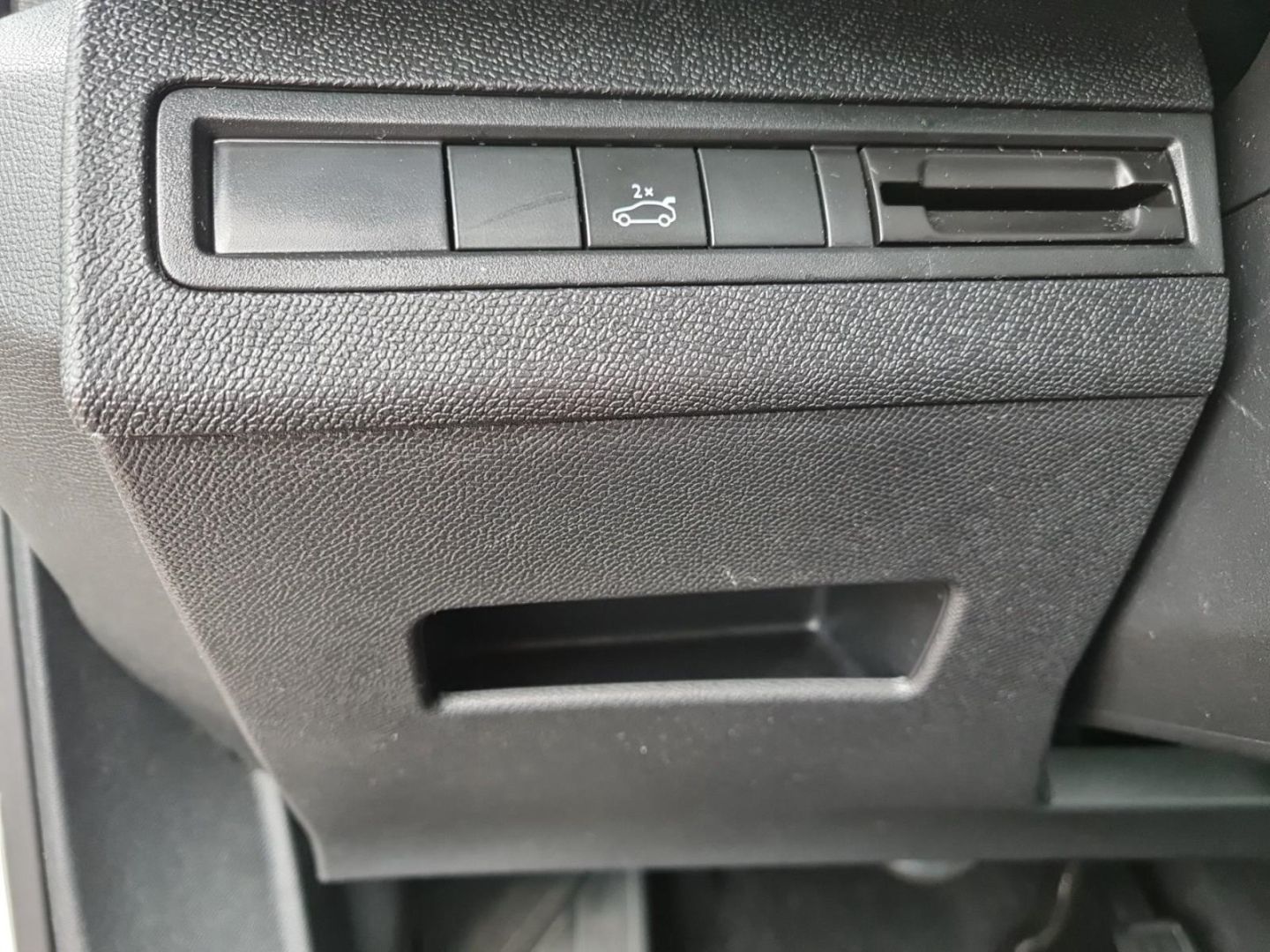 Fahrzeugabbildung Peugeot 3008 PureTech 1.2 Allure 130 PANO+LED+360°CAM