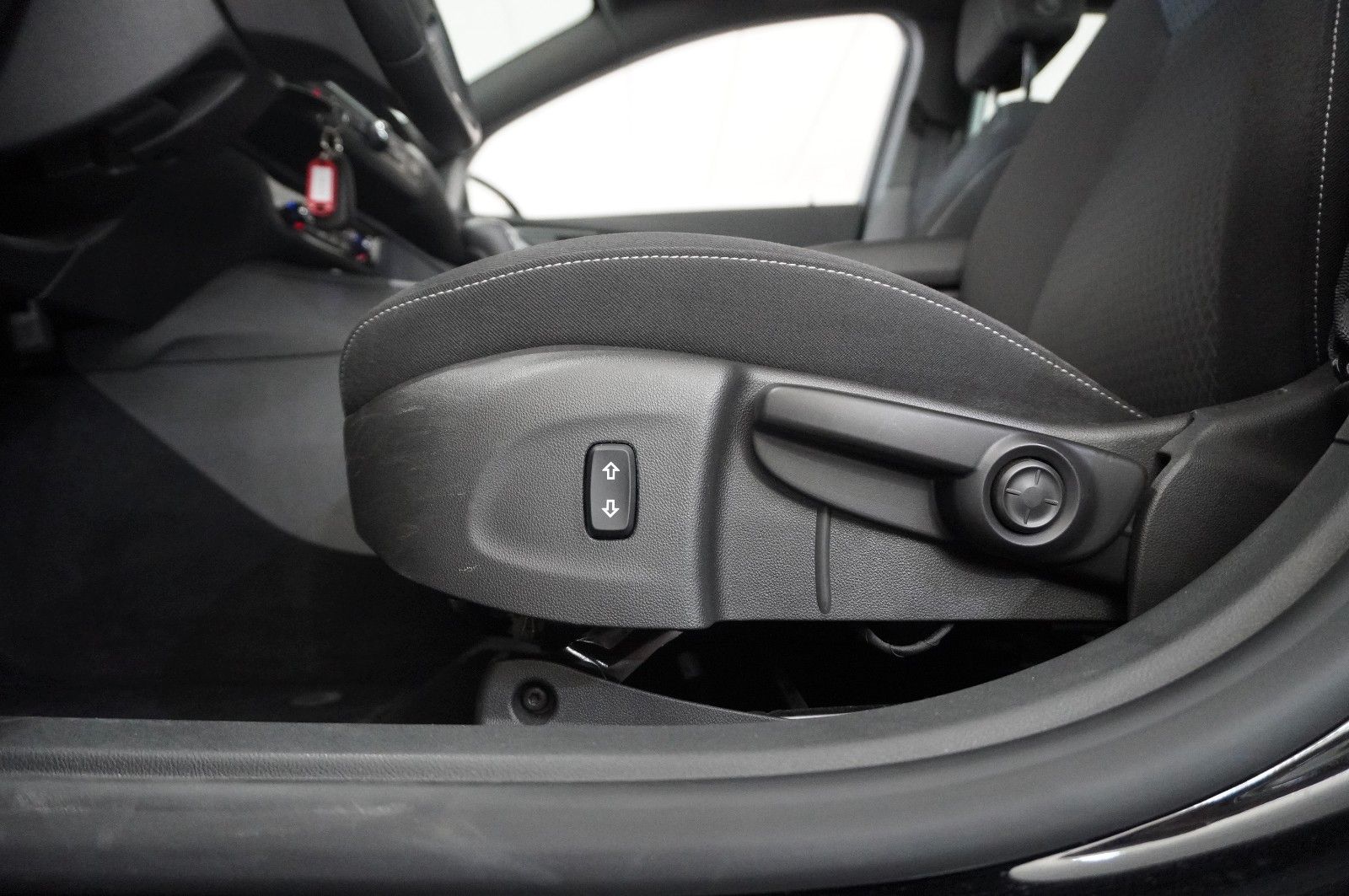 Fahrzeugabbildung Opel Insignia B ST 2.0T ELEGANCE NAVI/LED/VIRT./DAB+